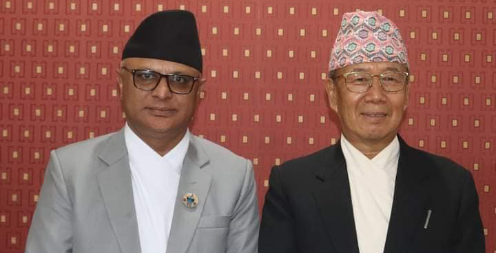 शुक्रबार संसदमा विश्वासको मत प्राप्त गर्न नसकेपछि प्रदेश प्रमुखसँग भेट गर्दै मुख्यमन्त्री हिक्मत कार्की। तस्बिरः मुख्यमन्त्रीको सचिवालय